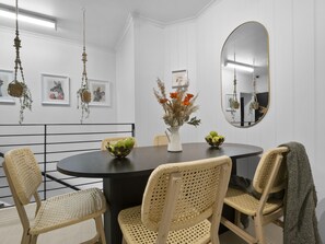 Living area - Azzurro Pod Hotel Central Sydney (Surry Hills)