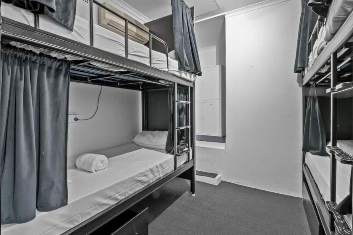 Habitación cuádruple, baño compartido | Wifi gratis y ropa de cama
