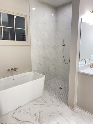 Douche, sèche-cheveux, serviettes fournies, savon