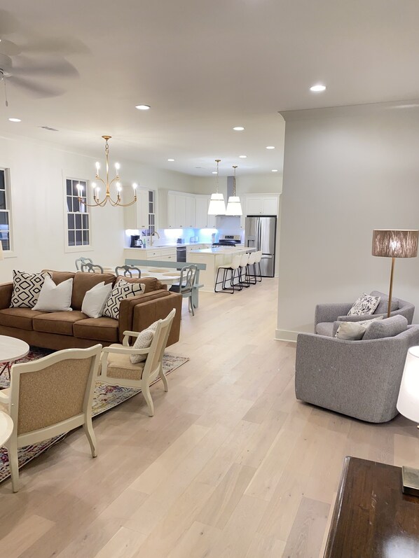 Smart TV, fireplace - Beautiful/Stylishly decorated 3b/3b! Luxurious and spacious. Minutes to Square. (Oxford)