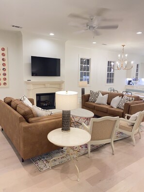 Smart TV, fireplace - Beautiful/Stylishly decorated 3b/3b! Luxurious and spacious. Minutes to Square. (Oxford)