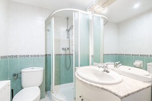 Ducha, secador de pelo y toallas