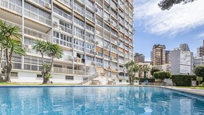 A high-rise residential building with a swimming pool in front. - Albatros 13-8 Estudio Levante Beach (Benidorm)