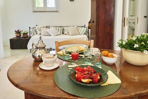 Habitación doble, patio, en una planta alta | Tabla de planchar con plancha
