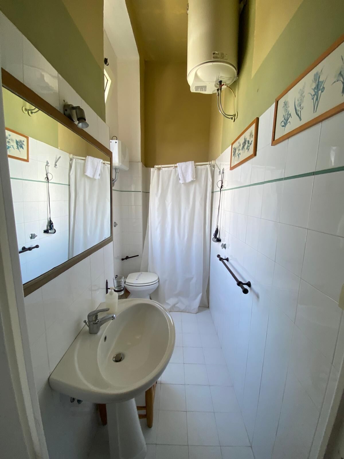 Ein Badezimmer mit Waschbecken, Toilette und Dusche.