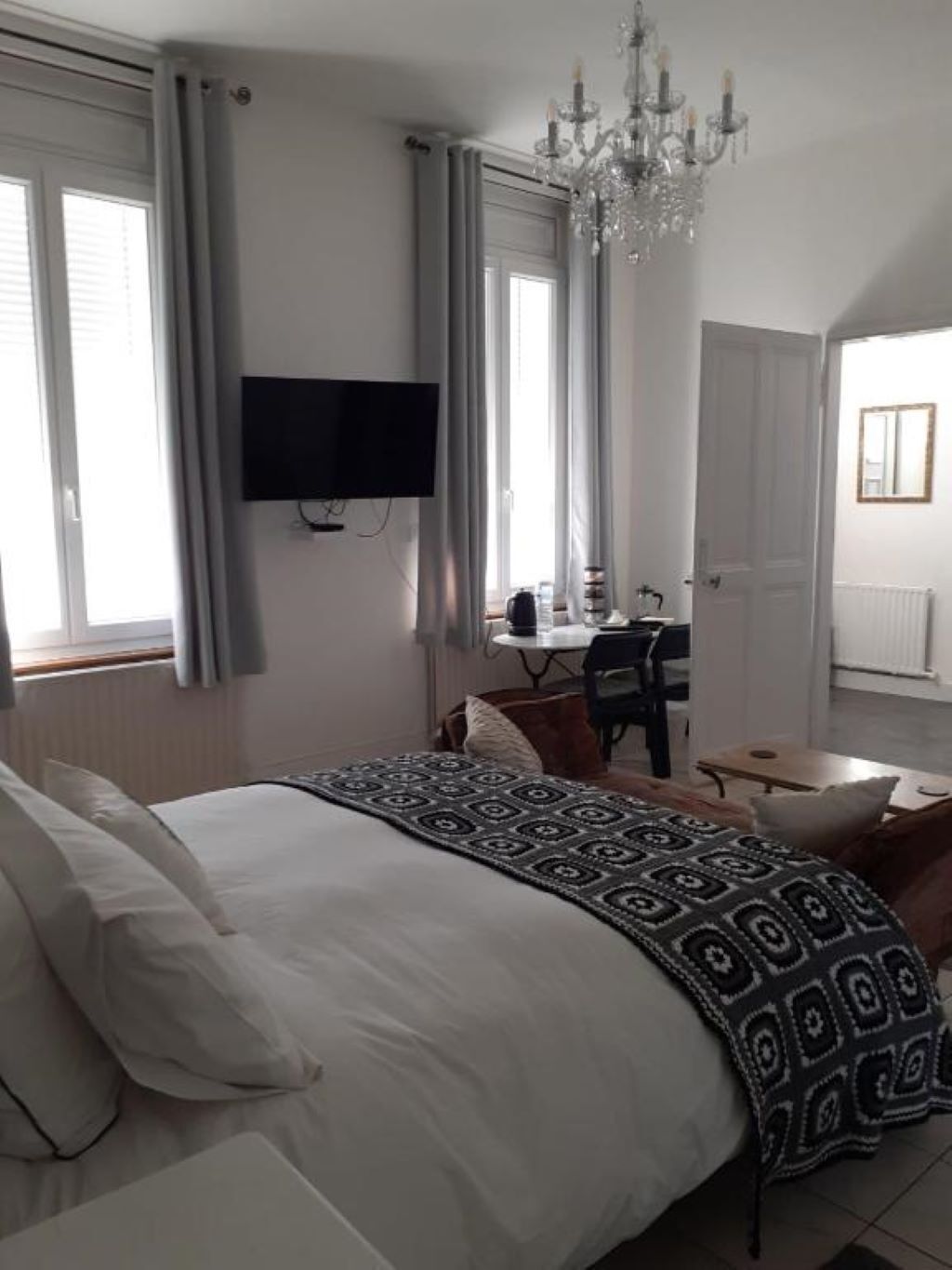 1 slaapkamer, een strijkplank/strijkijzer, wifi, beddengoed