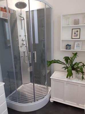 Dusche, Haartrockner, Handtücher, Seife