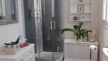 Douche, sèche-cheveux, serviettes fournies, savon