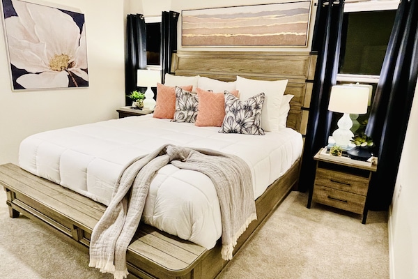 3 slaapkamers, een bureau, een strijkplank/strijkijzer, reisbedje