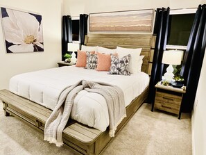 3 slaapkamers, een bureau, een strijkplank/strijkijzer, reisbedje