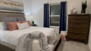 3 dormitorios, escritorio, tabla de planchar con plancha y cuna de viaje