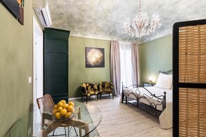 Interior - Bowie's Rooms (Noto)