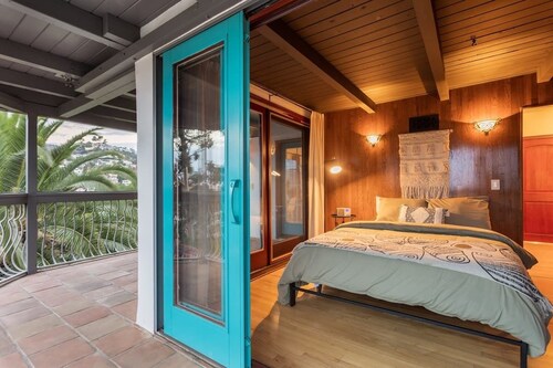 Hollywood Hills 5BR Villa with Incredible Views