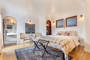 5 bedrooms, desk, free WiFi, bed sheets