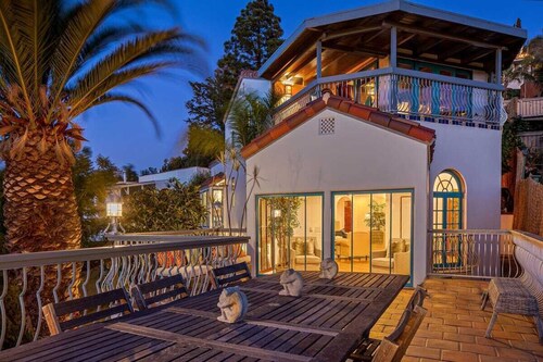 Hollywood Hills 5BR Villa with Incredible Views