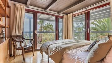 5 bedrooms, desk, free WiFi, bed sheets