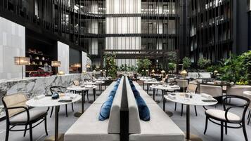 Petit déjeuner, déjeuner et dßner servis sur place, vue sur le jardin