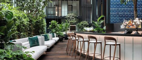 Petit déjeuner, déjeuner et dßner servis sur place, vue sur le jardin