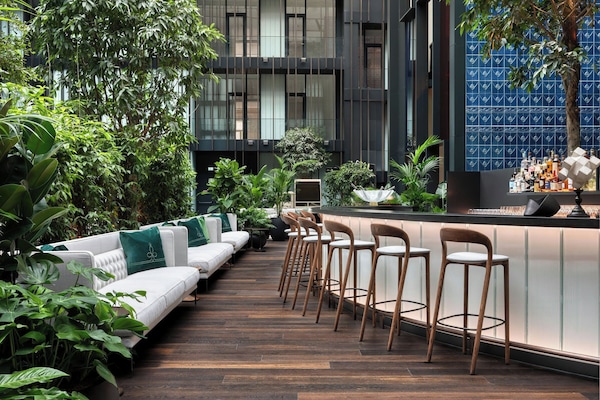 Ofereix vistes al jardí i s'hi serveixen esmorzars, dinars i sopars