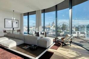 Ropa de cama de alta calidad, colchones con efecto memoria y minibar 