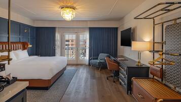 Edredons de pluma, escrivaninha, espaço de trabalho para notebook