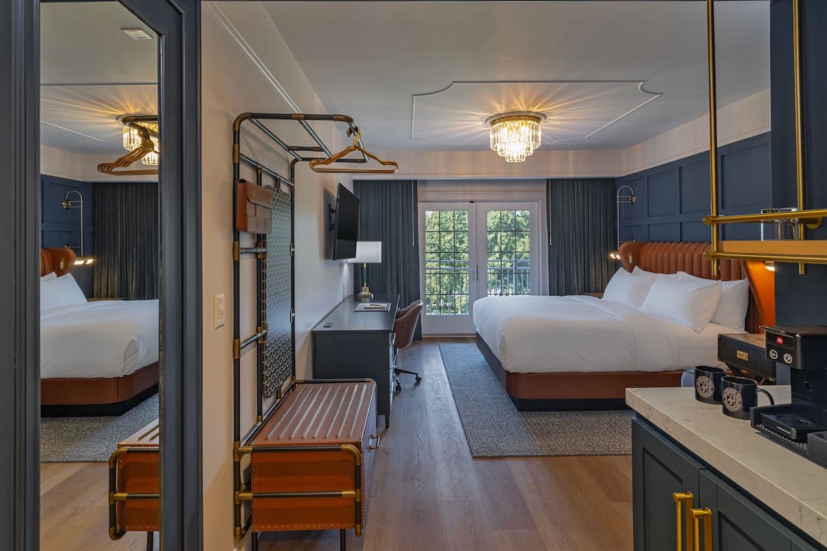 Deluxe kamer, 1 kingsize bed, balkon | Donzen dekbedden, een bureau, een laptopwerkplek