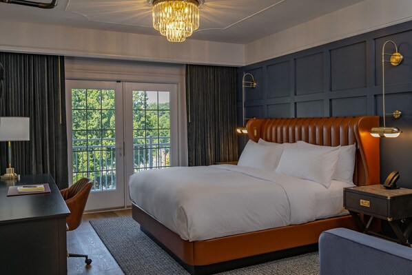 ألحفة محشوة بالريش ومكتب ومساحة عمل للكمبيوتر المحمول وستائر تعتيم