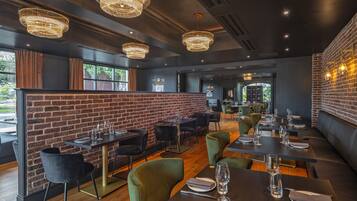 Café da manhã feito na hora todos os dias mediante uma taxa