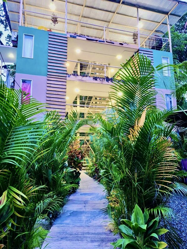 Property grounds - Kingston Casitas Private 2nd Flr, #4 with AC, Free Bikes… (Limon)