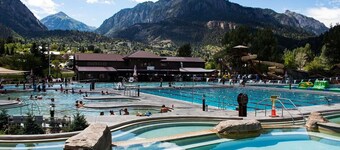 Luxury Tiny Home/Base Camp to Ouray, Telluride/3 Queen beds/Washer & Dryer/Smart TV/Hot Tub Access/Patio w/Mountain Views/ Fire Pit/11 mi to Airport