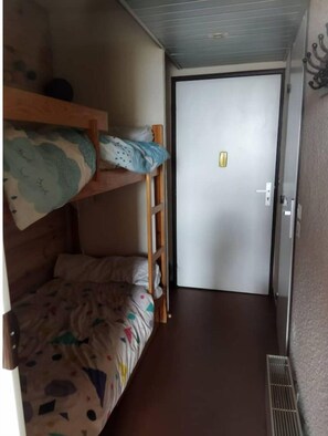 2 makuuhuonetta, vauvan matkasänky