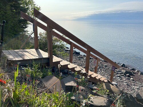 Eve's Place Lakeside Cabin 2: Pet Friendly!