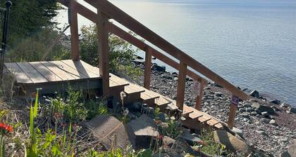 Eve's Place Lakeside Cabin 2: Pet Friendly!