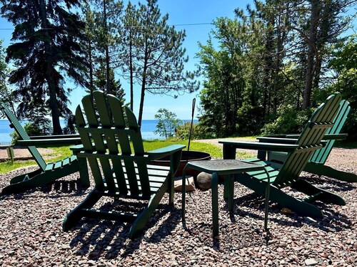 Eve's Place Lakeside Cabin 4: Pet Friendly!