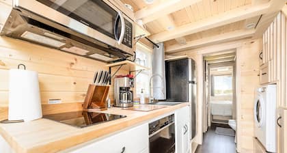 Luxury Tiny Home/Base Camp to Ouray, Telluride/2 Queen beds, 1 twin bed/Washer & Dryer/Smart TV/Hot Tub Access/Patio w/Mountain Views/ Fire Pit/11 mi to Airport