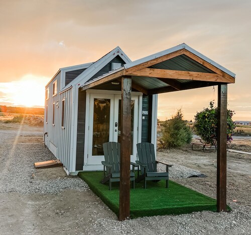 Luxury Tiny Home/Base Camp to Ouray, Telluride/2 Queen beds, 1 twin bed/Washer & Dryer/Smart TV/Hot Tub Access/Patio w/Mountain Views/ Fire Pit/11 mi to Airport