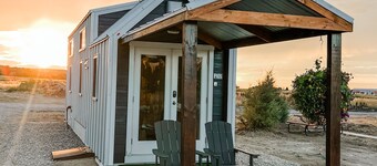 Luxury Tiny Home/Base Camp to Ouray, Telluride/2 Queen beds, 1 twin bed/Washer & Dryer/Smart TV/Hot Tub Access/Patio w/Mountain Views/ Fire Pit/11 mi to Airport