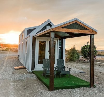 Luxury Tiny Home/2 Queen beds, 1 twin bed/Smart TV/Hot Tub Access/Fire Pit/11 mi to Airport