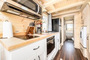 Een koelkast, een microgolfoven, een oven, een kookplaat