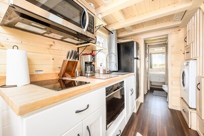 Luxury Tiny Home/Base Camp to Ouray, Telluride/2 Queen beds, 1 twin bed/Washer & Dryer/Smart TV/Hot Tub Access/Patio w/Mountain Views/ Fire Pit/11 mi to Airport