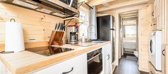 Luxury Tiny Home/Base Camp to Ouray, Telluride/2 Queen beds, 1 twin bed/Washer & Dryer/Smart TV/Hot Tub Access/Patio w/Mountain Views/ Fire Pit/11 mi to Airport