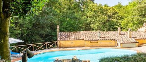 Außenpool (je nach Saison geöffnet), Sonnenschirme, Liegestühle