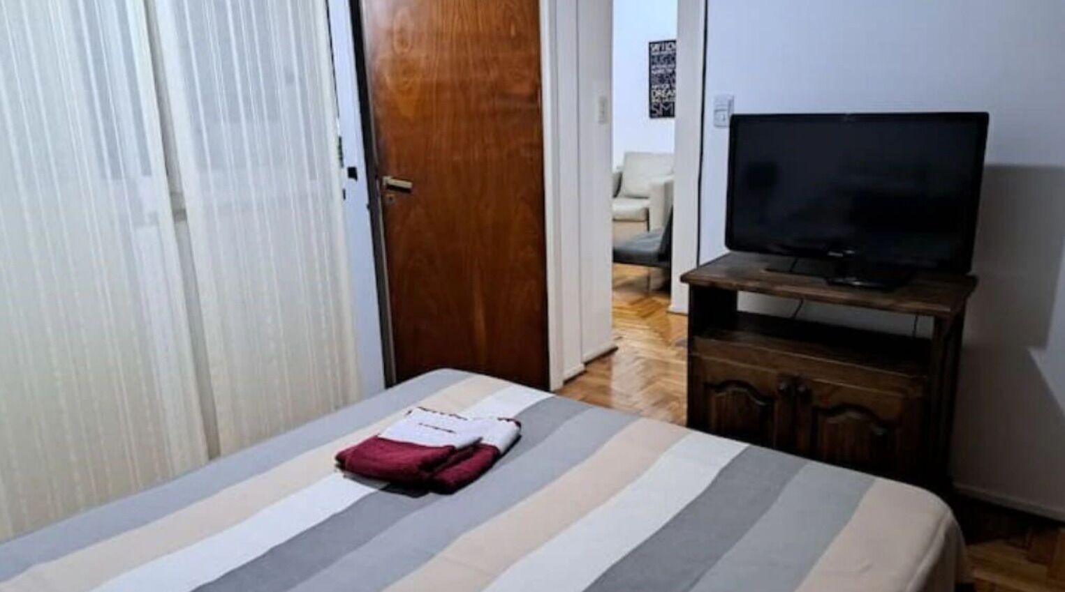 1 habitación, escritorio, tabla de planchar con plancha y wifi 