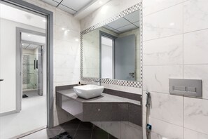 Douche, sèche-cheveux, bidet, serviettes fournies