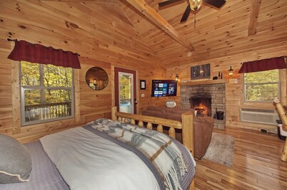 Secluded Cozy Cabin - Hot Tub, Fire Pit, Fireplace