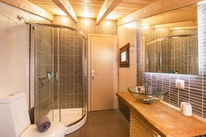 Deluxe Loft | Bathroom | Shower, hair dryer, towels, soap