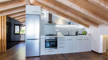 Deluxe-Loft | Eigene KĂŒche | GroĂer KĂŒhlschrank, Herdplatte, Wasserkocher, Toaster
