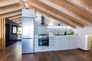 Loft luxo | Cozinha privada | Geladeira grande, cooktop, chaleira elétrica, torradeira