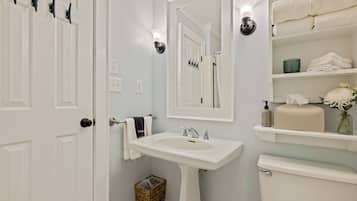 Quarto solteiro luxo | Banheiro | Chuveiro, secador de cabelo, toalhas de banho, sabonete