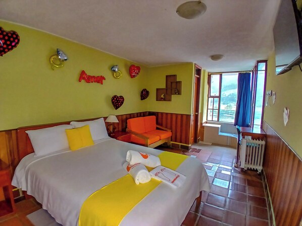 Chambre Double Deluxe, salle de bains privée, vue montagne | Salle de bain | Serviettes fournies, savon, shampoing, papier toilette